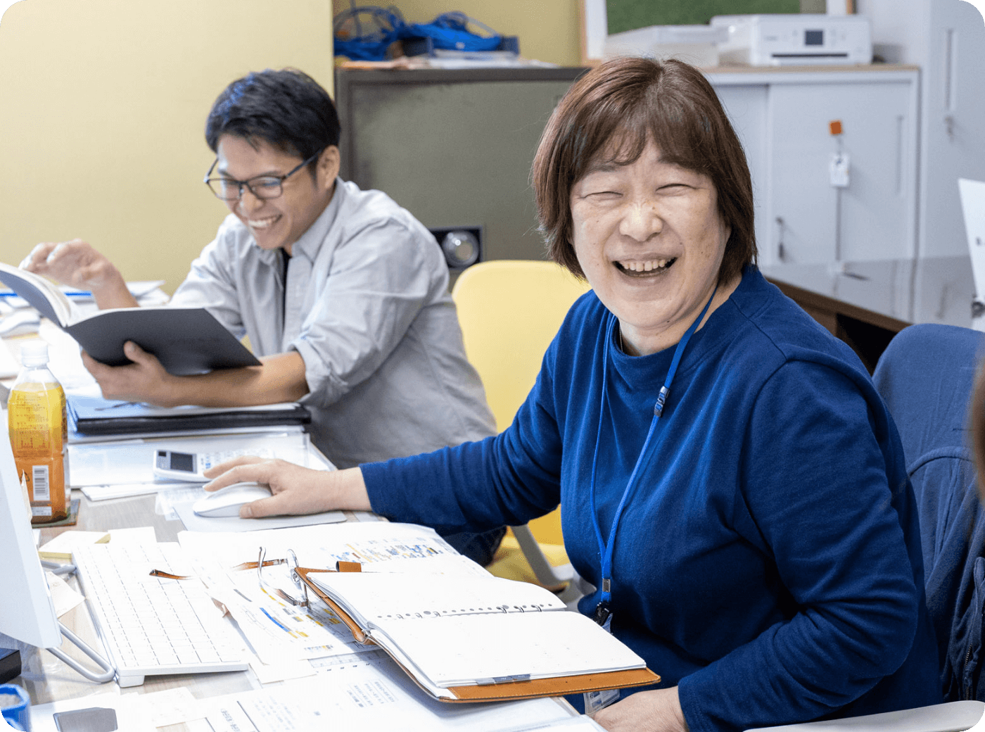 笑顔の職員の画像