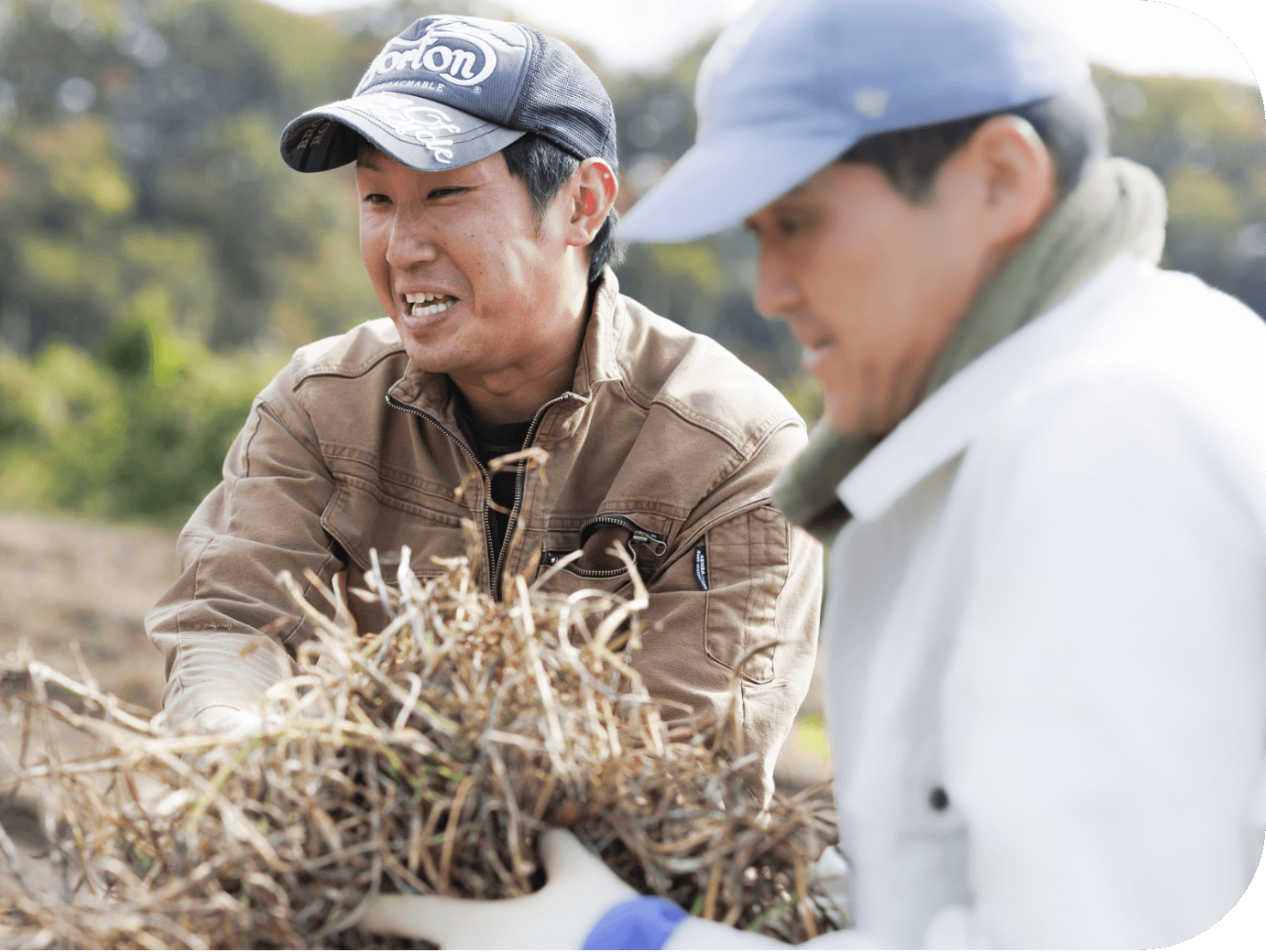 楽しそうに活動する男性2人の画像